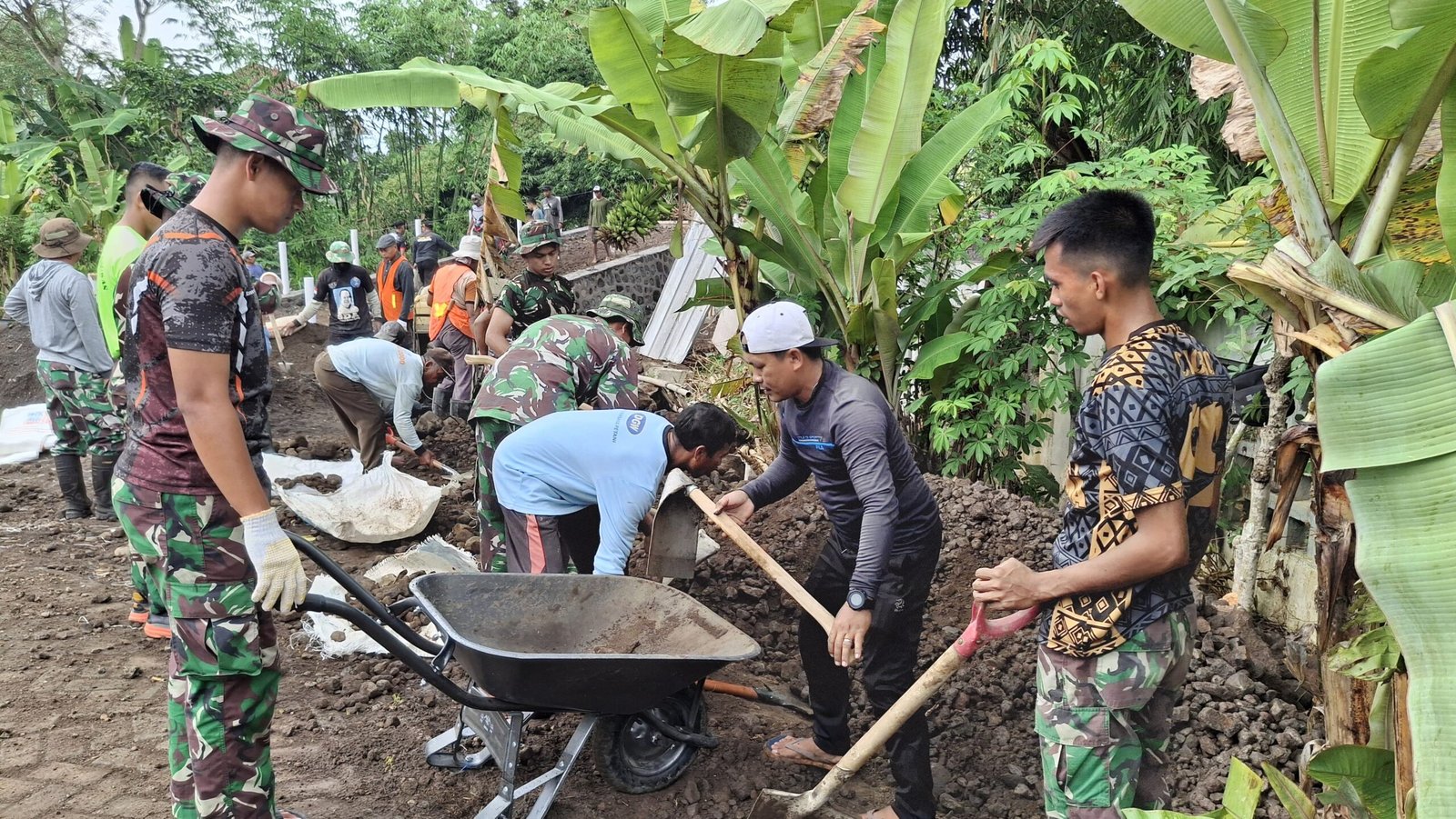 Satukan Tenaga, TNI dan Warga Dorong Angkong Demi Pembangunan di Pelosok Siliragung