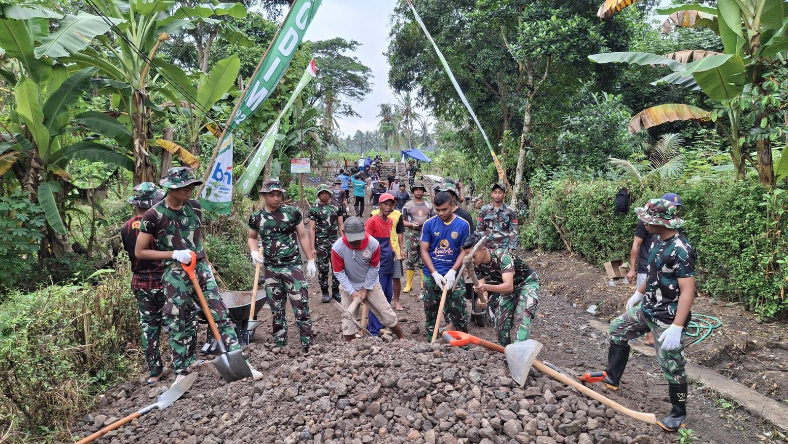 Kebersamaan TNI dan Warga Warnai Pembangunan Infrastruktur di TMMD ke-125 Kodim 0825/Banyuwangi