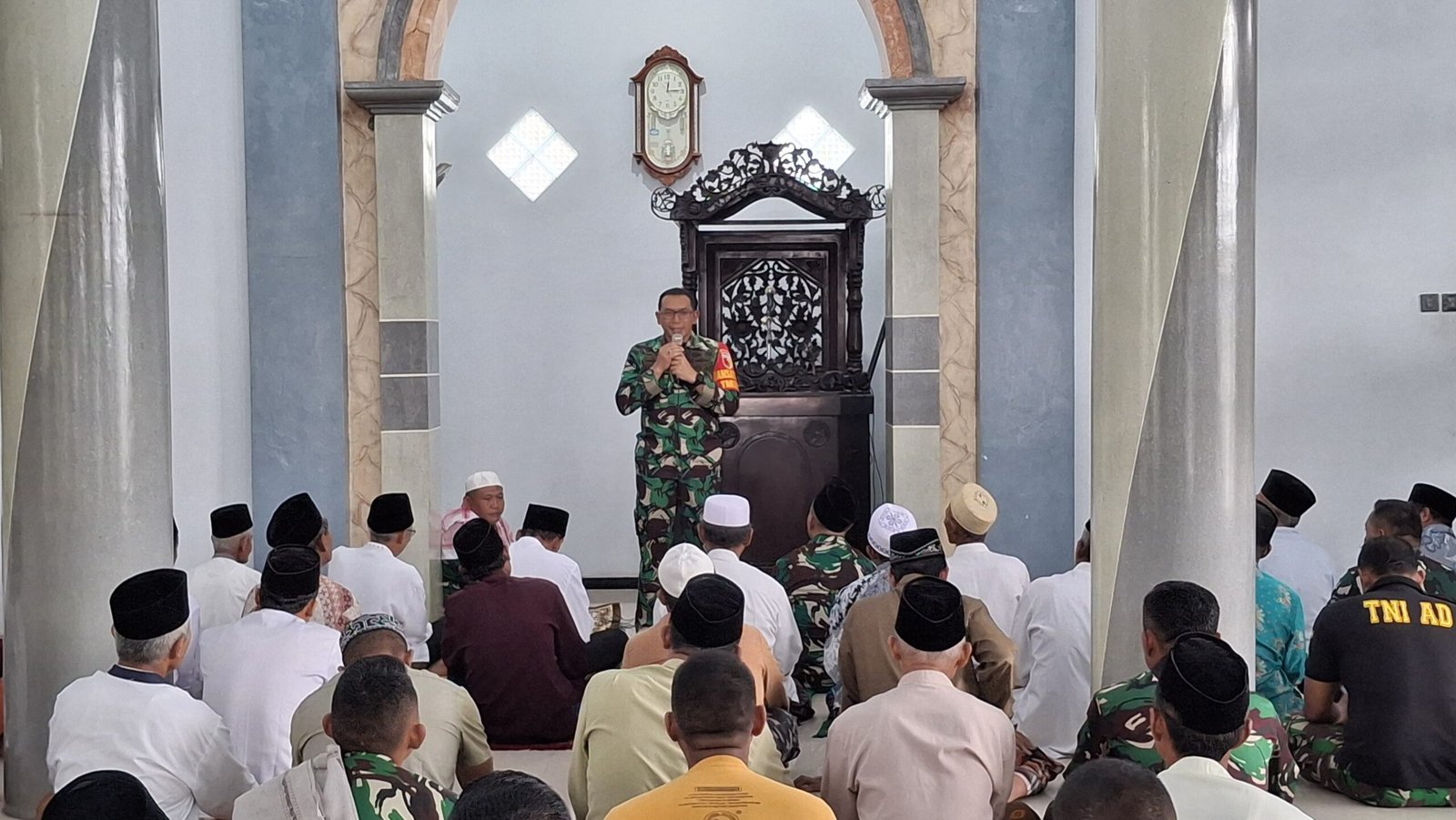 Anggota Bintal TMMD 125 Kodim 0825/Banyuwangi Sampaikan Khutbah Jumat di Siliragung
