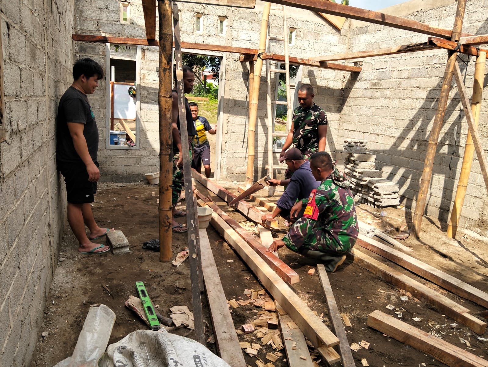 Sertu Bambang Darmawan Babinsa Ds. Kesilir Bersama Anggota Melaksanakan Kerja Bakti Bersama Warga Membangun Rumah Warga dalam Program TMMD, Bertempat di Rumah Ibu Umiyati