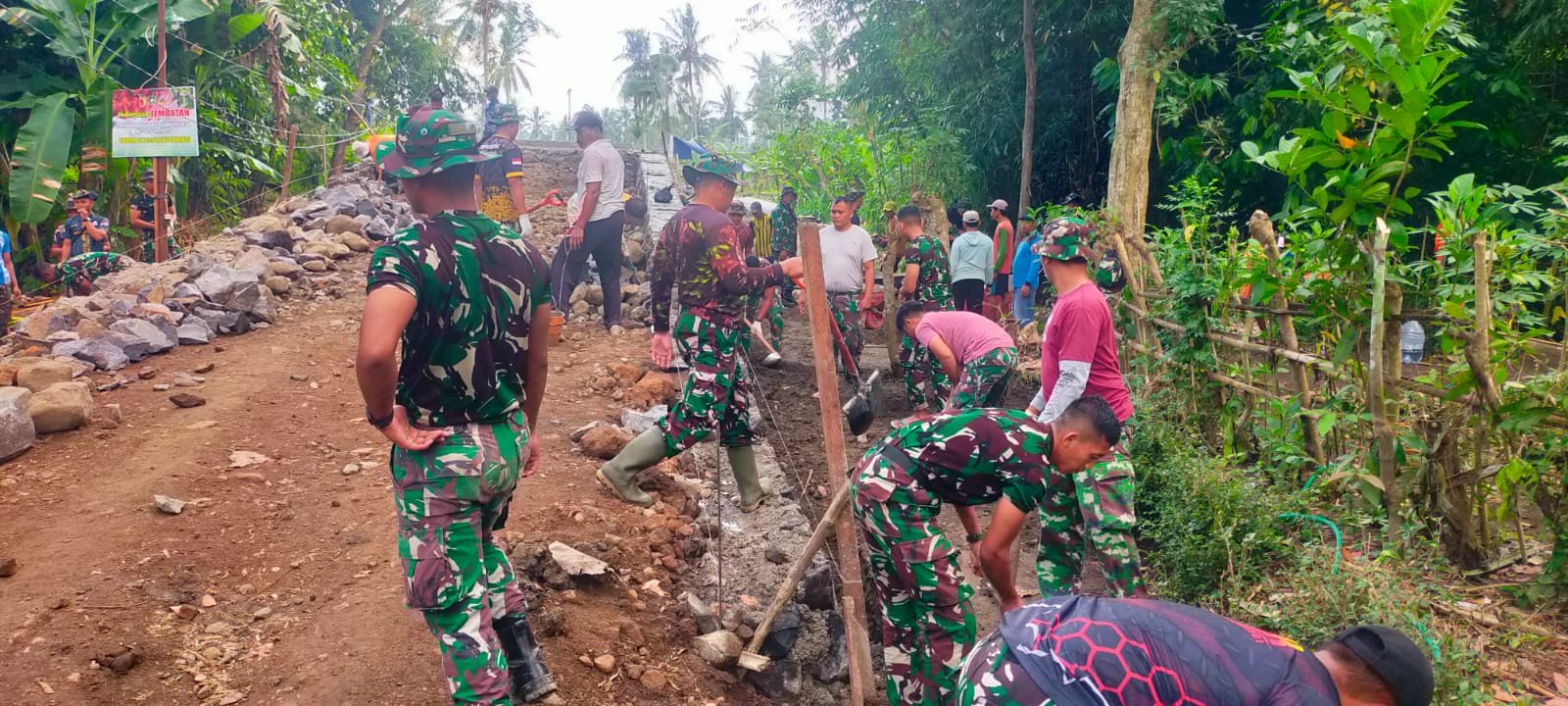 Satgas TMMD 125 Kodim 0825/Banyuwangi Semangat Bangun Jembatan Penghubung Antar Desa