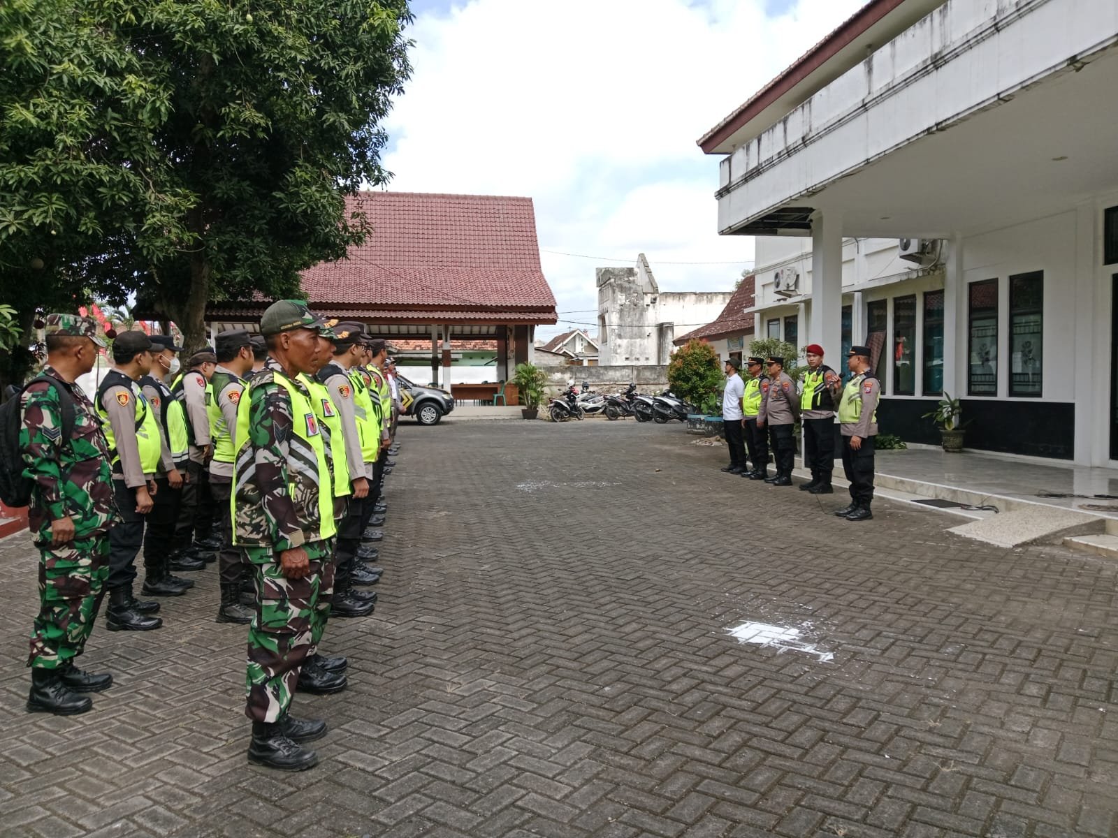 Koramil 0825/14 Kabat Bersama Forpimka Gelar Apel dan PAM Route Tour de Ijen Banyuwangi 2025