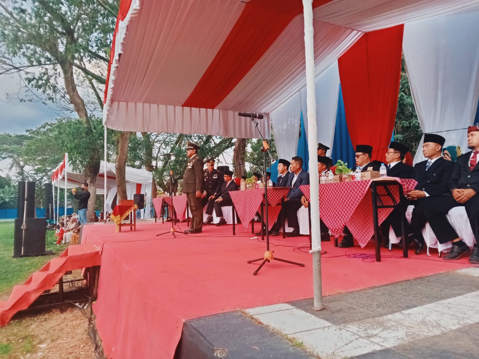 Danramil 0825/14 Kabat Pimpin Upacara Penurunan Bendera HUT RI ke-80