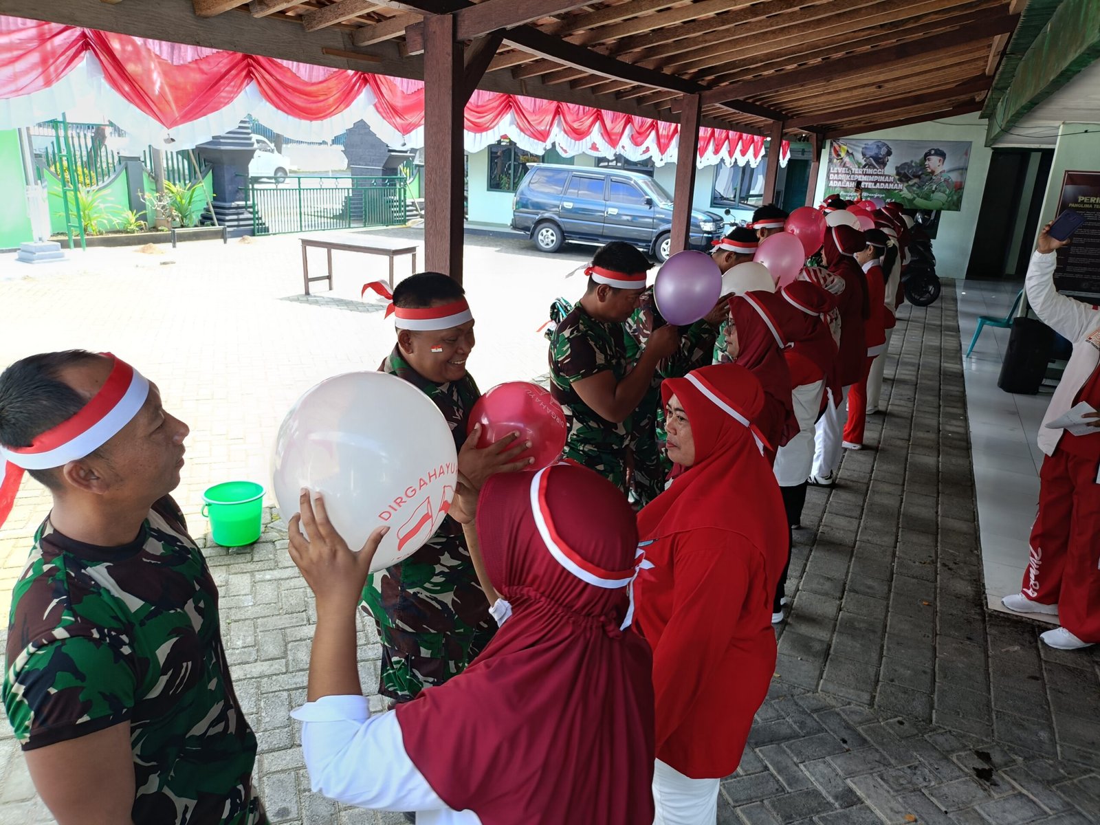 Keluarga Besar Koramil 0825/14 Kabat Meriahkan HUT RI ke-80 dengan Lomba Seru dan Penuh Kebersamaan