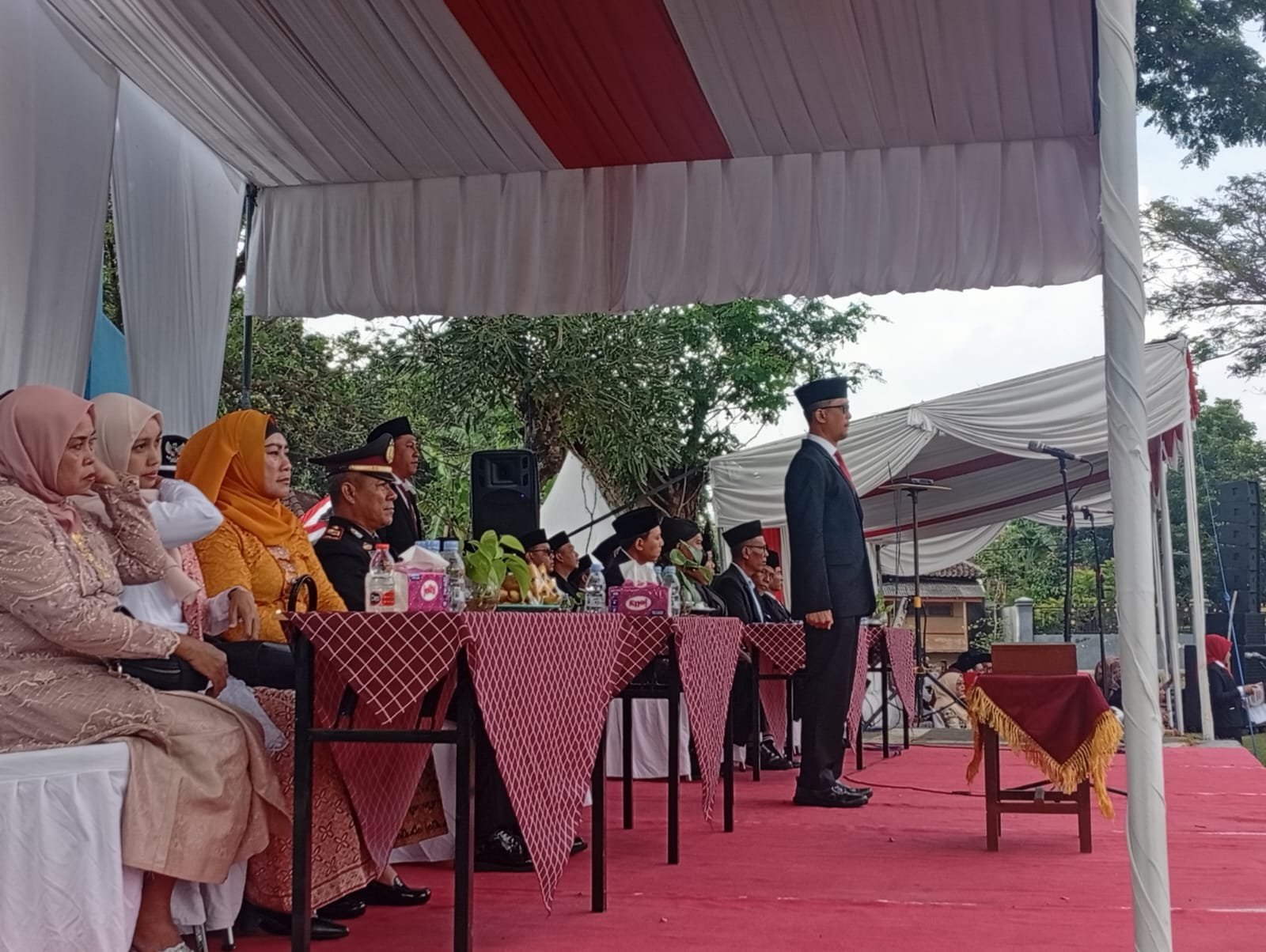 Upacara HUT RI Ke-80 di Kecamatan Kabat Berlangsung Khidmat dan Meriah