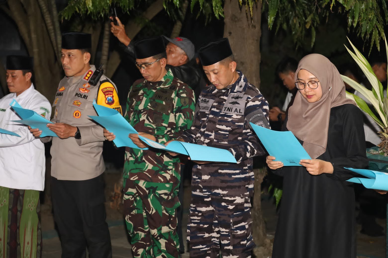 Dandim 0825/Banyuwangi Bersama Forkopimda Laksanakan Doa Bersama Pemuda Lintas Agama di Taman Makam Pahlawan