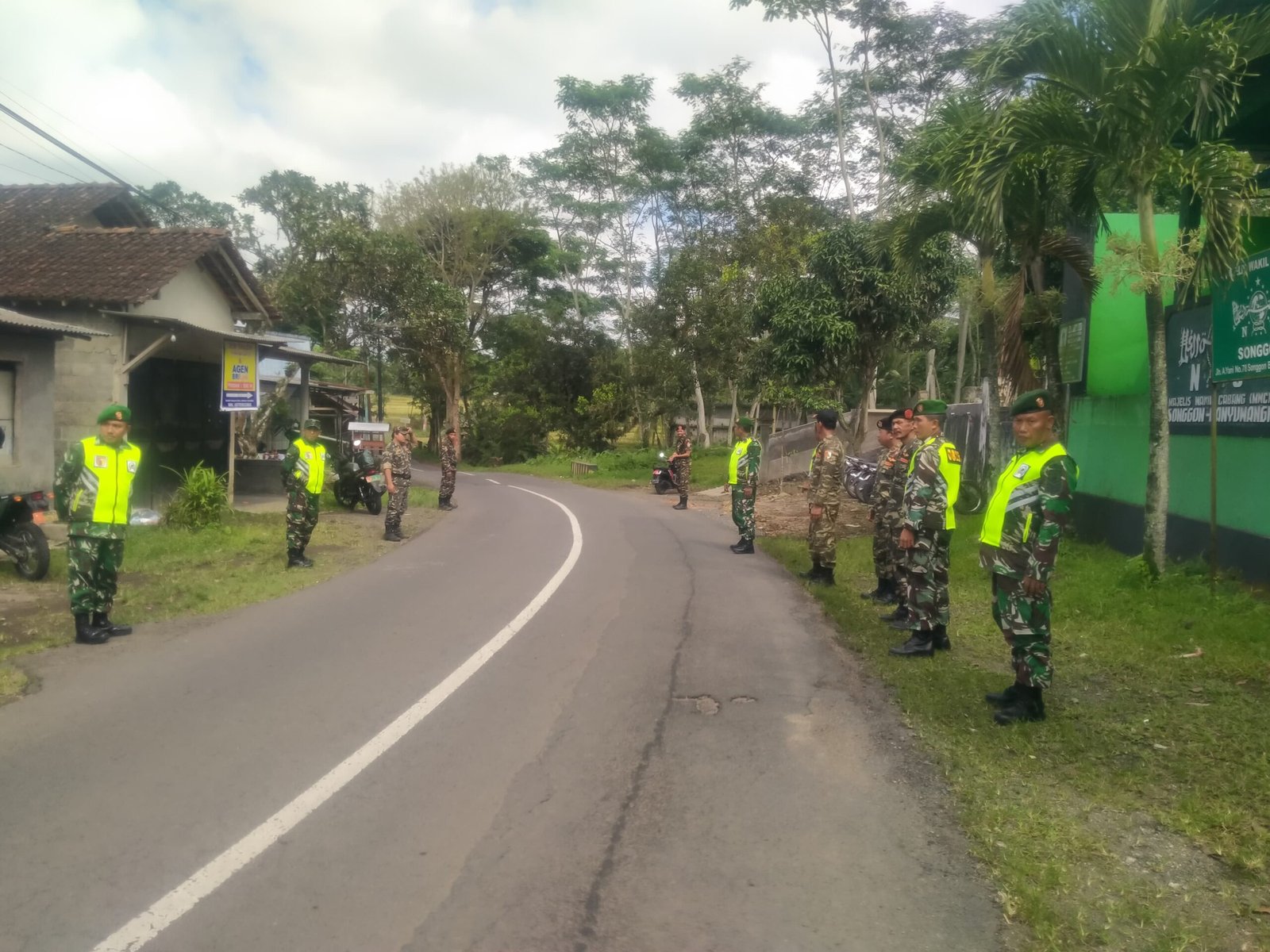 Sinergitas Koramil 0825/20 Songgon Bersama Banser Laksanakan Apel Dan Patroli Gabungan Di Wilayah Kecamatan Songgon.