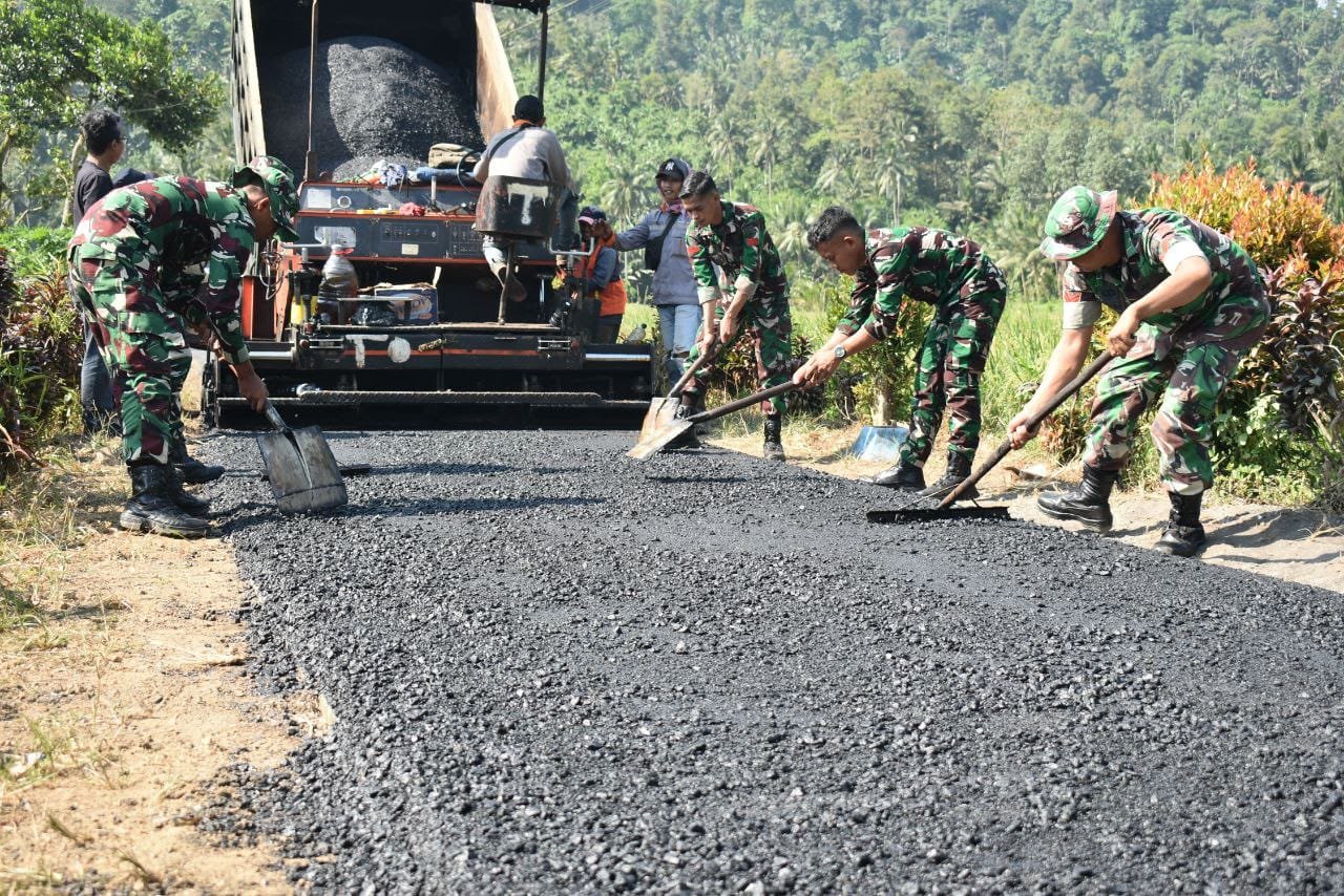 Satgas TMMD ke-126 Kodim 0818/Malang Batu Melaksanakan Pengaspalan Jalan di Dusun Sukomaju Dalam rangka mendukung percepatan pembangunan infrastruktur desa, anggota Satgas TNI Manunggal Membangun Desa (TMMD)