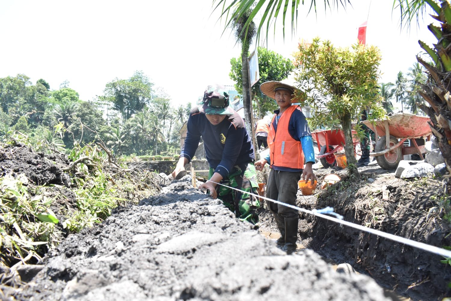 Satgas TMMD ke-126 Kodim 0818 Bersama Warga Dusun Krajan A Bangun Drainase Secara Gotong Royong