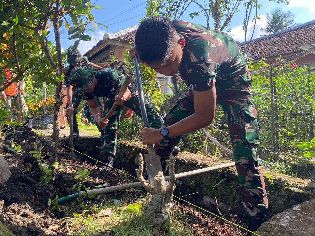 Satgas TMMD ke-126 Kodim 0818/Malang-Batu Gerak Cepat Bangun Drainase di Dusun Krajan Lebakharjo