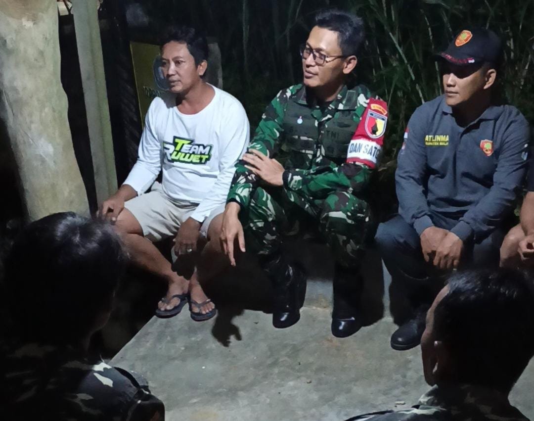 Dandim 0818/Malang-Batu, Letkol Czi Bayu Nugroho, bersama warga duduk bersama di pos siskamling desa Lebakharjo
