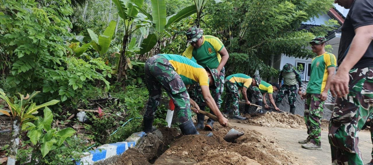 Pengerjaan jalur pipanisasi oleh Satgas TNI Manunggal Membangun Desa (TMMD) ke-126 Kodim 0818/Malang