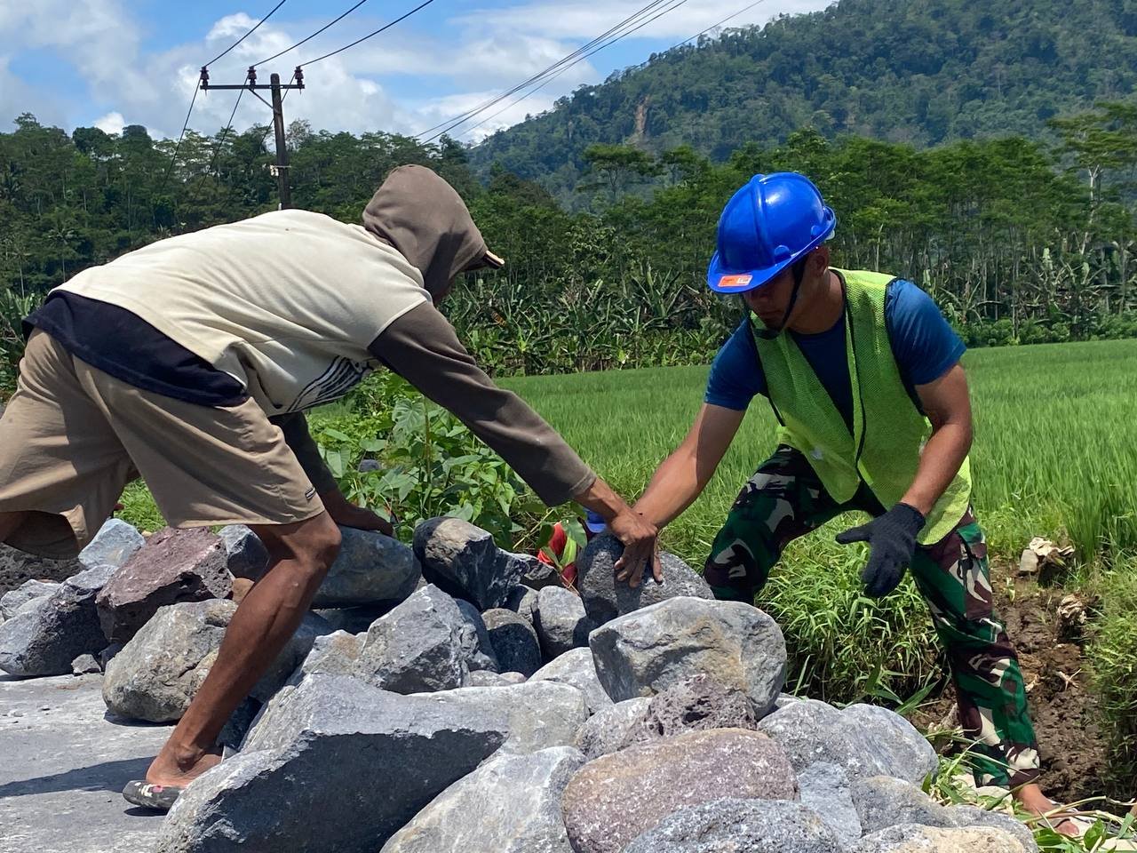 Dalam rangka mendukung peningkatan sektor pertanian, anggota Satgas TNI Manunggal Membangun Desa (TMMD) ke-126 Kodim 0818/Malang-Batu terus menunjukkan semangat pengabdian di Desa Lebakharjo, Kecamatan Ampelgading, Kabupaten Malang.