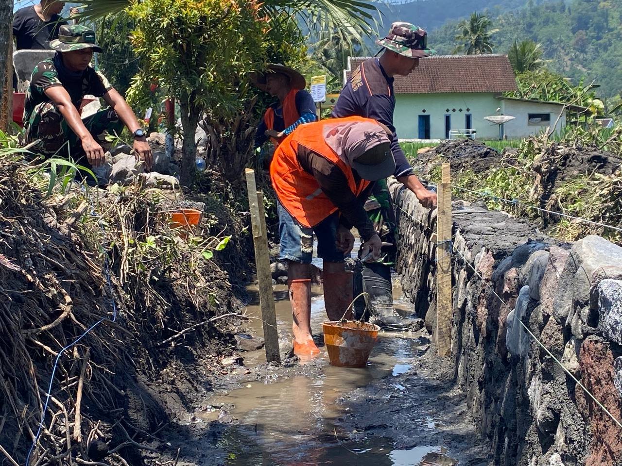 Dalam rangka mendukung kelancaran program TNI Manunggal Membangun Desa (TMMD) ke-126, Satgas TMMD Kodim 0818/Malang-Batu terus melaksanakan kegiatan fisik berupa pembangunan drainase di Dusun Krajan, Desa Lebakharjo, Kecamatan Ampelgading,