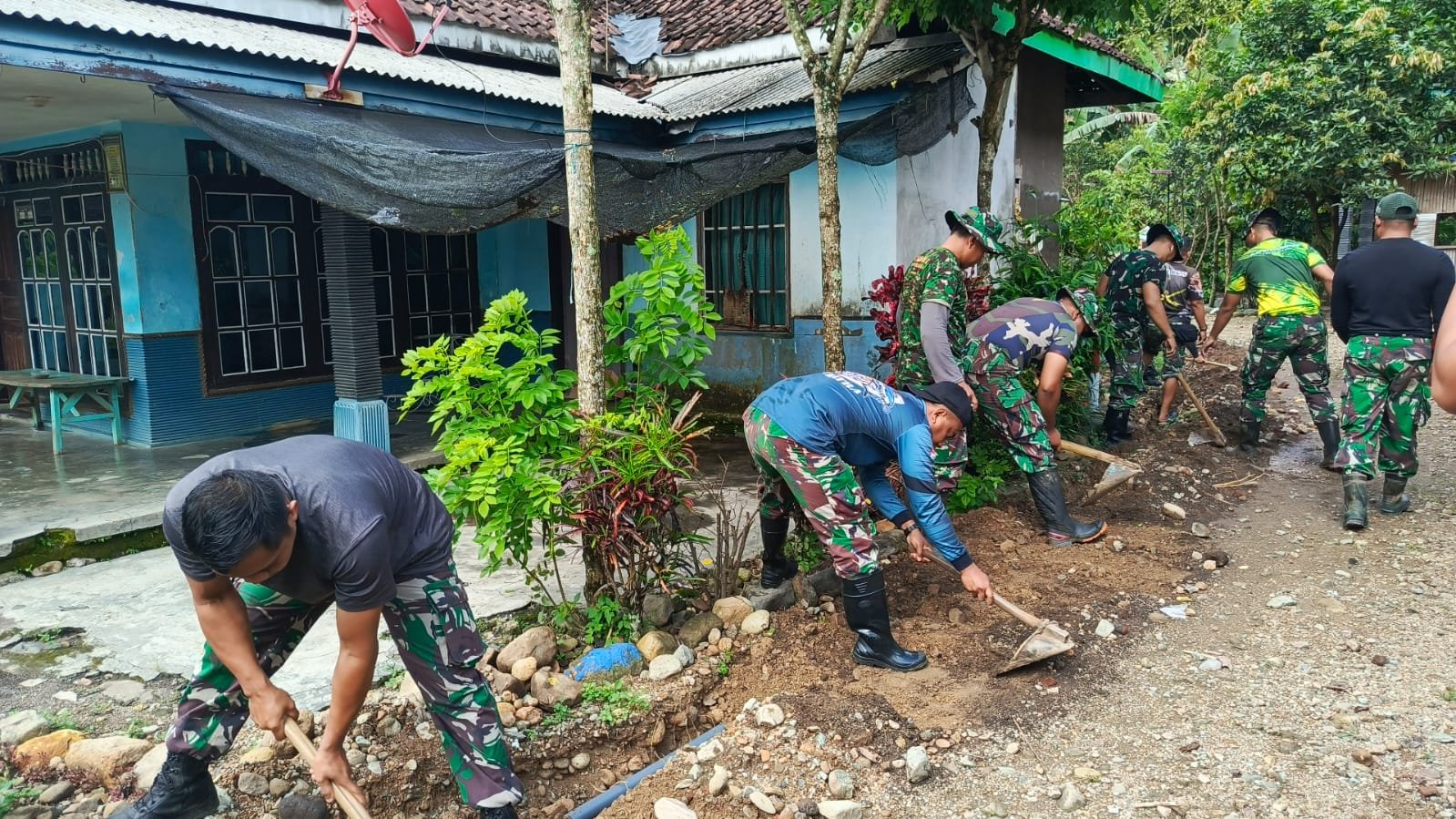 Satuan Tugas TNI Manunggal Membangun Desa (TMMD) ke-126 Kodim 0818/Malang-Batu dalam melaksanakan pembangunan di wilayah pedesaan