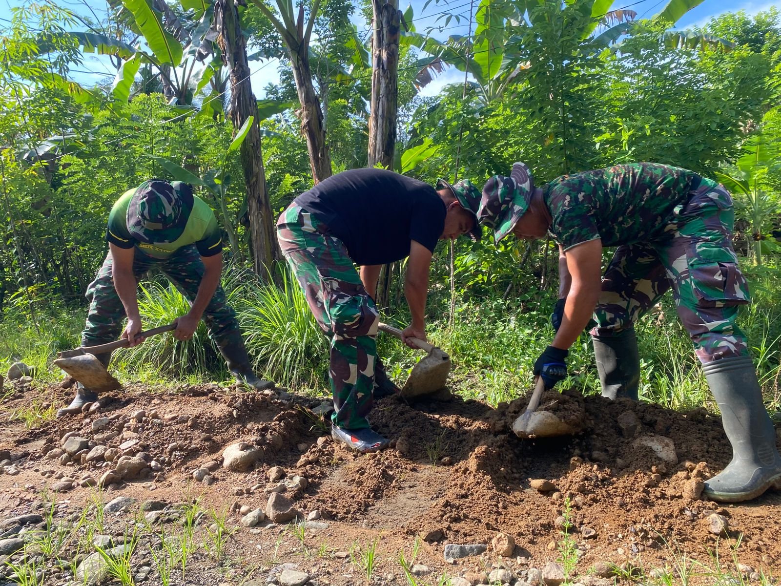 anggota Satgas TMMD bersama masyarakat setempat bergotong royong mempercepat proses penyambungan pipa, penggalian jalur, dan penataan aliran air agar dapat segera digunakan warga.