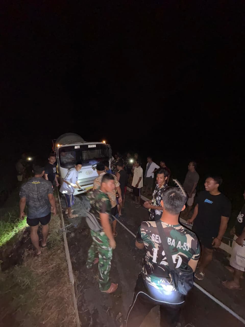 ‎Warga bersama Satgas TMMD 126 bahu membahu mengerjakan pengecoran jalan usaha tani sepanjang 220 meter