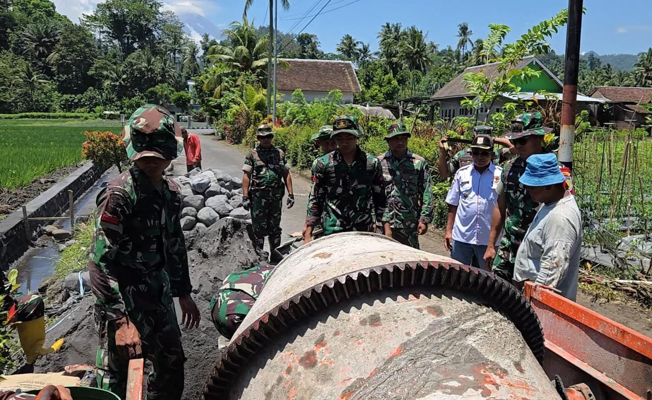 Dansatgas TNI Manunggal Membangun Desa (TMMD) ke-126 Kodim 0818/Malang-Batu, Letkol Czi Bayu Nugroho, turun langsung ke lapangan untuk meninjau progres pembangunan drainase di Dusun Krajan 1B, Desa Lebakharjo