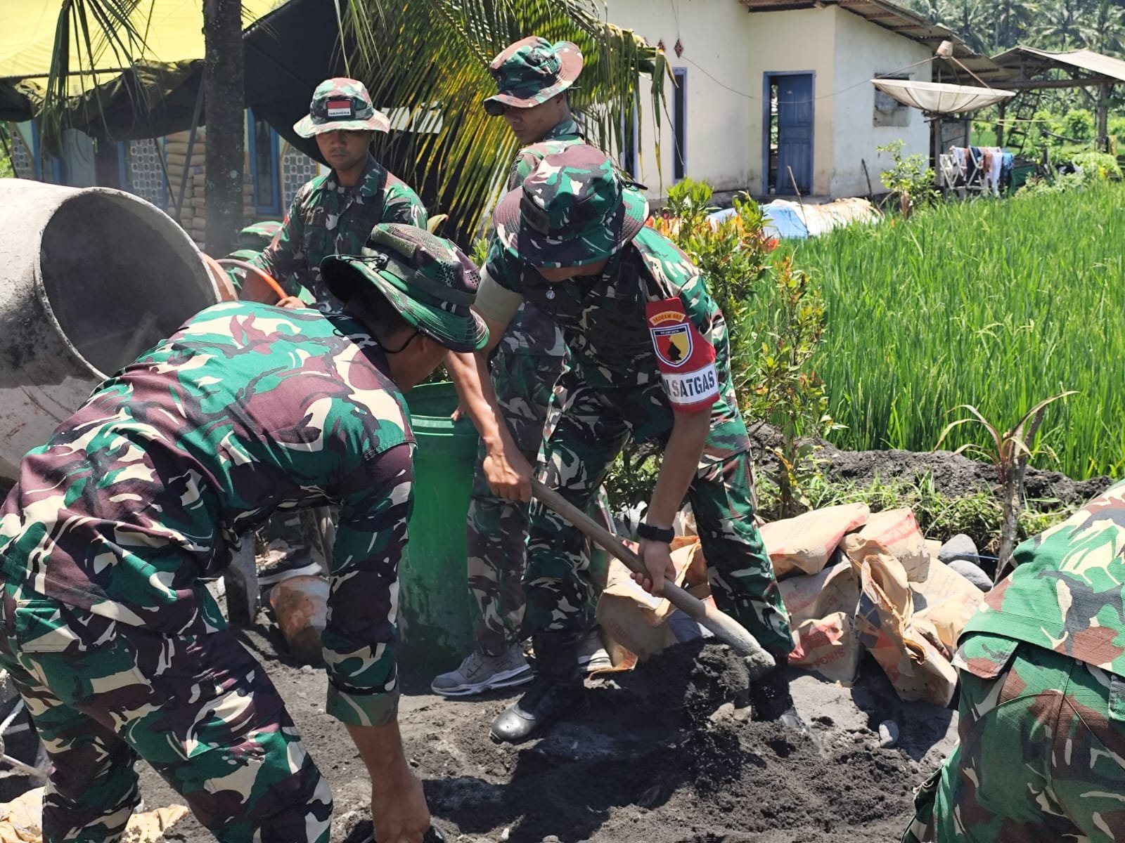 Pembangunan infrastruktur krusial terus digenjot oleh Satuan Tugas (Satgas) TNI Manunggal Membangun Desa (TMMD) ke-126 Kodim 0818/Malang-Batu. Di Dusun Krajan 1B, Desa Lebakharjo, Kecamatan Ampelgading