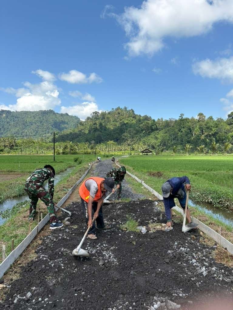 Satgas) TNI Manunggal Membangun Desa (TMMD) ke-126 Kodim 0818/Malang-Batu, termasuk personel dari Satuan AURI, bahu-membahu bersama masyarakat