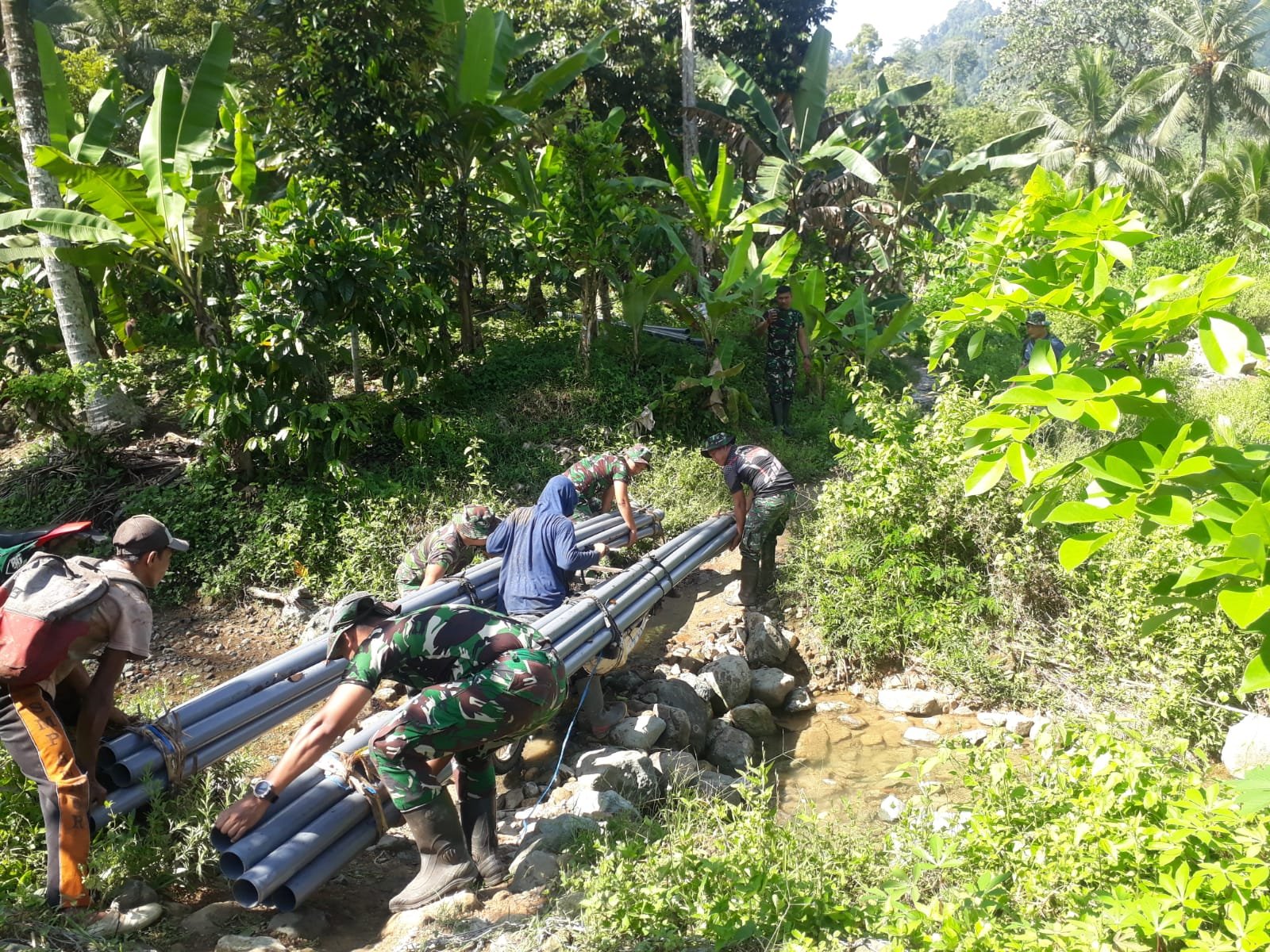Momen krusial dalam program TNI Manunggal Membangun Desa (TMMD) ke-126 Kodim 0818/Malang-Batu telah tiba. Satuan tugas (Satgas) dari Yonarmed 1/AY/2/2 Kostrad bergerak cepat mendistribusikan material pipa untuk instalasi pipanisasi air bersih di Dusun Sukomaju B, Desa Lebakharjo