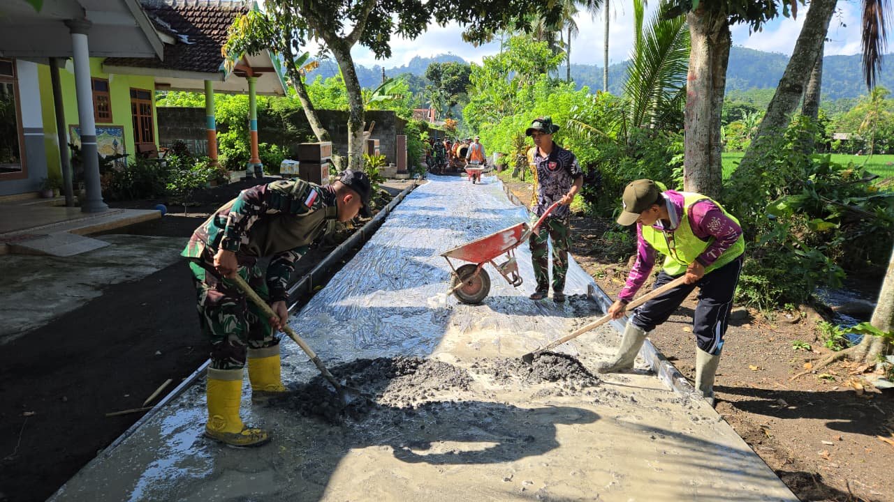 (Satgas) TNI Manunggal Membangun Desa (TMMD) ke-126 Kodim 0818/Malang-Batu, khususnya dari Yonzipur 5/Abw, saat mereka bersama-sama masyarakat Dusun Kerajan 1A, Desa Lebakharjo, Kecamatan Ampelgading, memulai pengecoran rabat beton