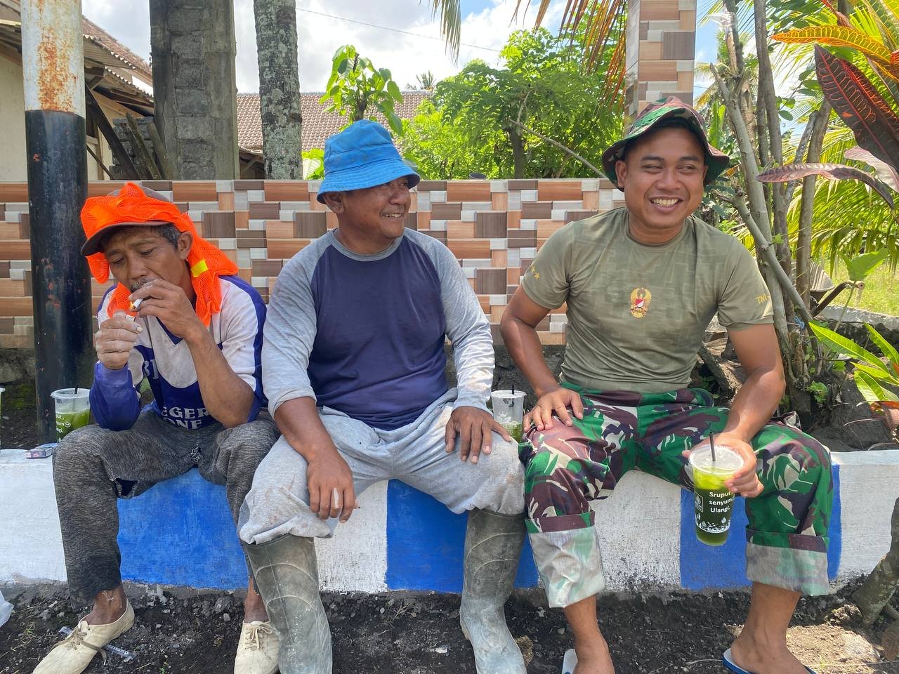 Kebersamaan Satgas TMMD ke-126 dan Warga Lebakharjo, Bukti TNI Menyatu dengan Rakyat