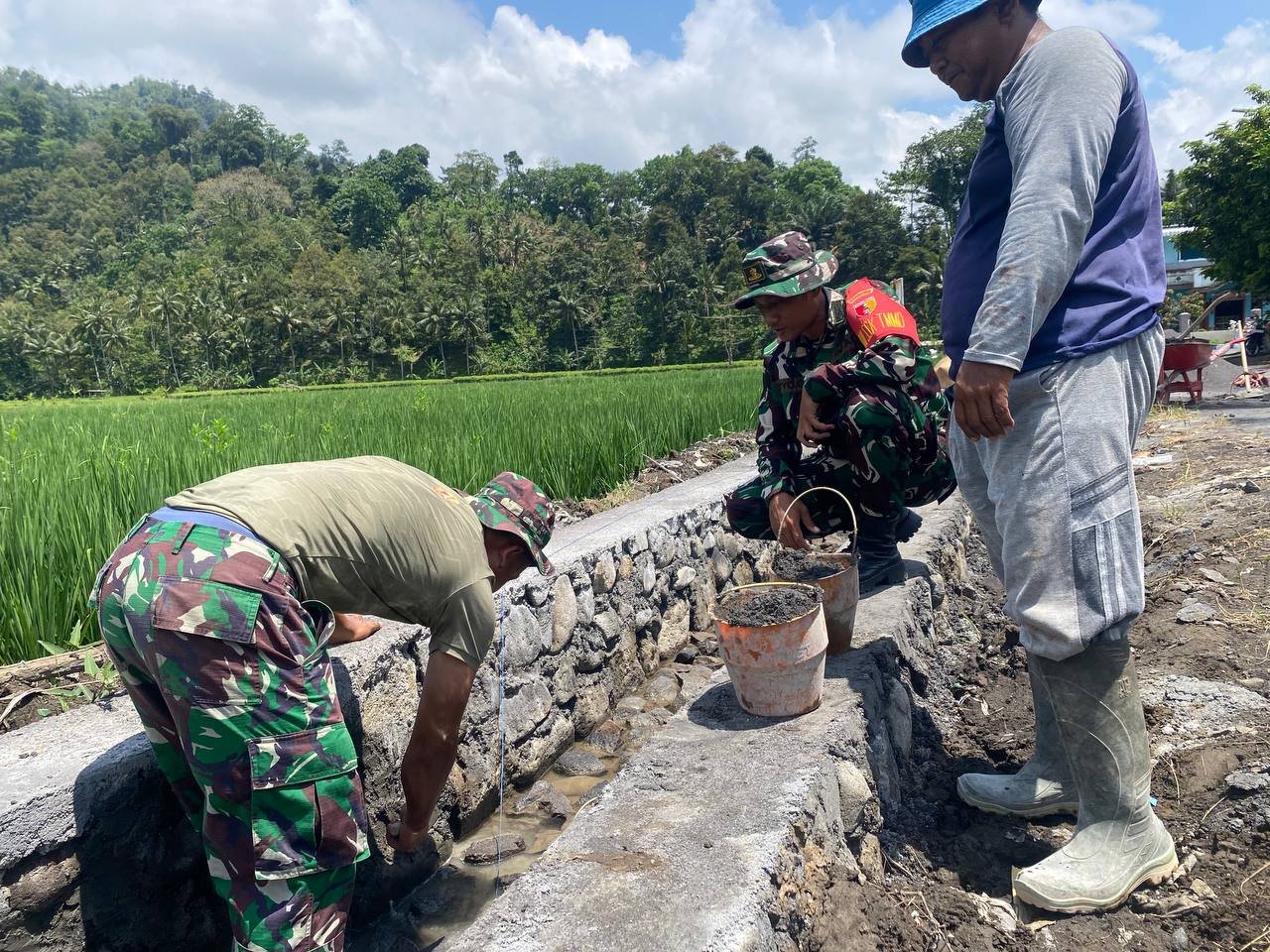 Satgas TNI Manunggal Membangun Desa (TMMD) Ke-126 Kodim 0818/Malang-Batu dari kesatuan Armed 8/Udhata Yudha terus melanjutkan pekerjaan pembangunan drainase vital