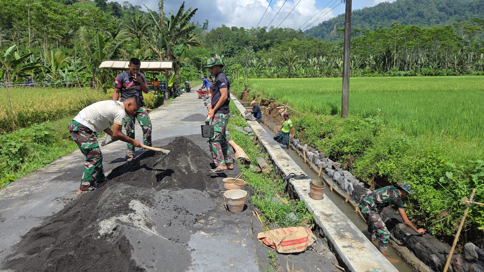 Semangat gotong royong kembali ditunjukkan oleh anggota Satgas TNI Manunggal Membangun Desa (TMMD) Ke-126 Kodim 0818/Malang-Batu.
