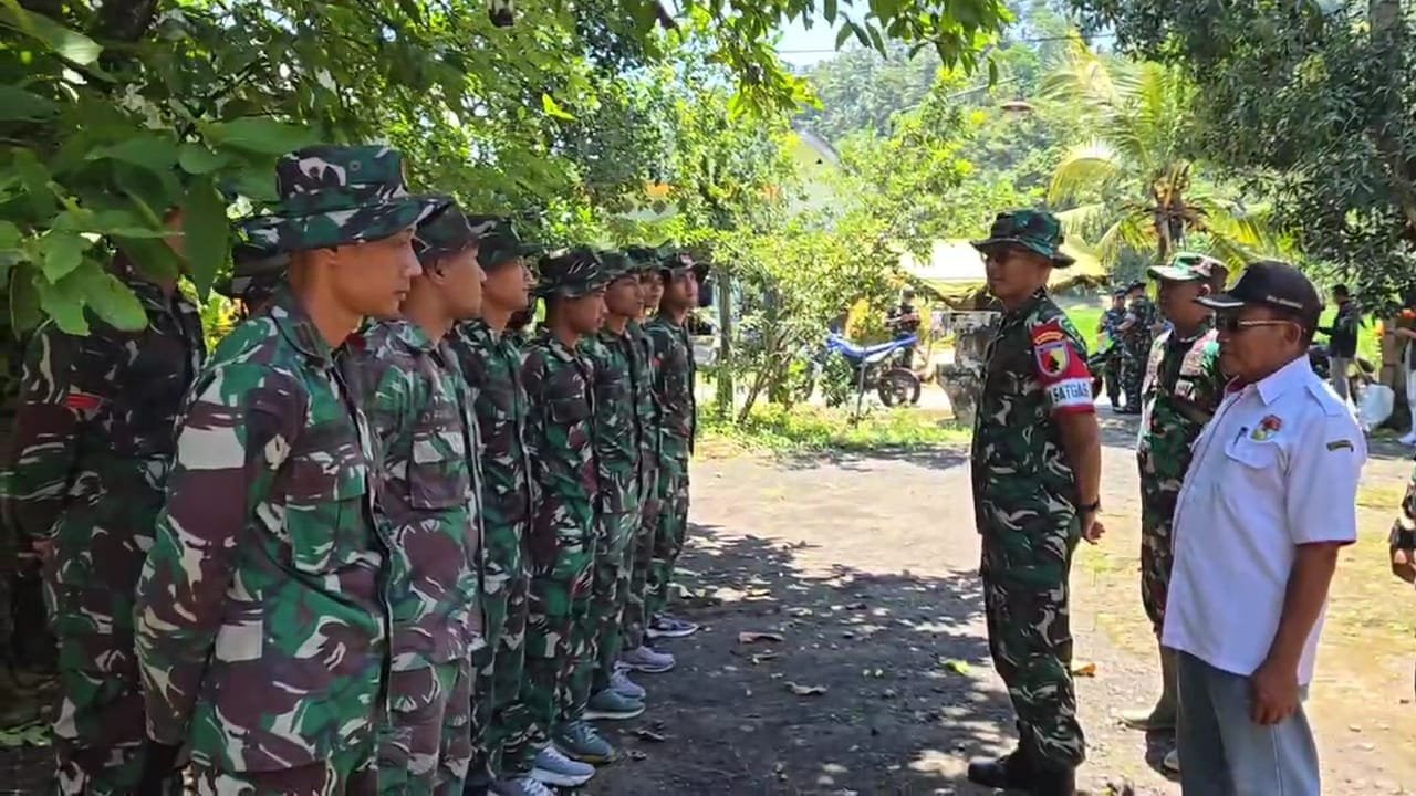Dansatgas TMMD Ke-126 Kodim 0818/Malang-Batu, Letkol Czi Bayu Nugroho, memberikan pengarahan langsung kepada anggota Satgas TMMD di lokasi kegiatan, Desa Lebakharjo