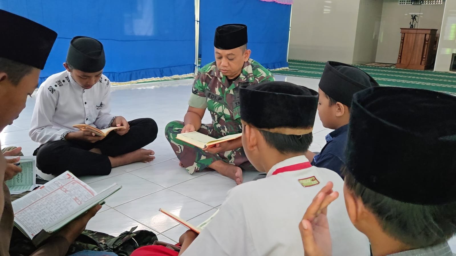 Sertu Edi, anggota Babintal Korem 083/Bdj, mengisi waktu sore dengan mengajar ngaji anak-anak di Masjid Al-Amin, Dusun Krajan 1B, Desa Lebakharjo