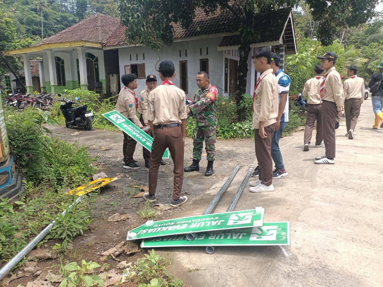Semangat gotong royong kembali terasa di Desa Lebakharjo. BPBD Kabupaten Malang bersama warga dan adik-adik Pramuka dari SMK 1 PGRI Ampelgading bergandeng tangan memasang rambu-rambu tanda bencana serta jalur evakuasi, Desa Lebakharjo