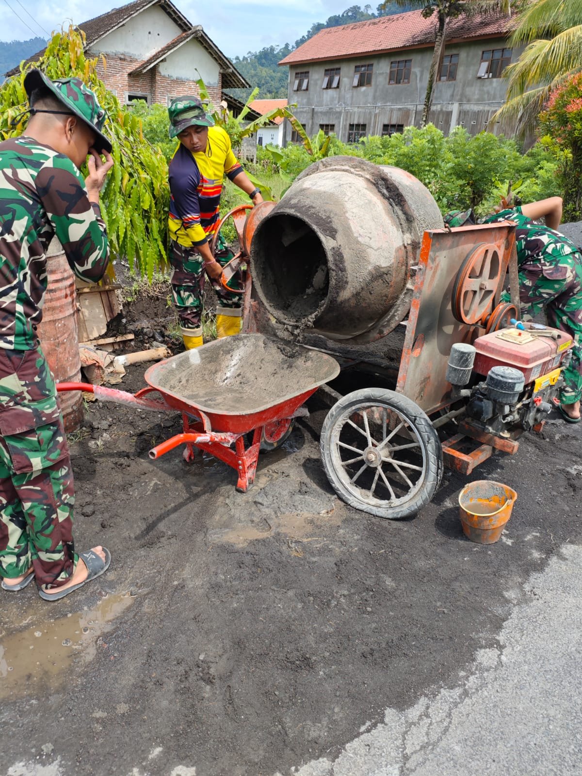 Hingga pekan ini, Satuan Yonzipur 5/Abw berhasil menuntaskan sekitar 75 persen pekerjaan drainase di Dusun Karajan 1B, Desa Lebakharjo