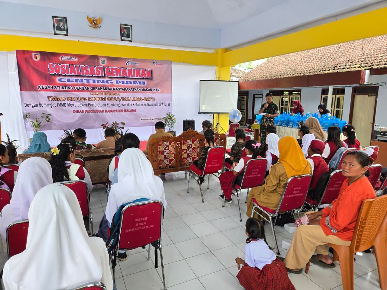 TMMD ke-126 Kodim 0818/Malang-Batu, Dinas Perikanan Kabupaten Malang melaksanakan sosialisasi Gerakan Masyarakat Makan Ikan (Gemarikan) di Balai Desa Lebakharjo,