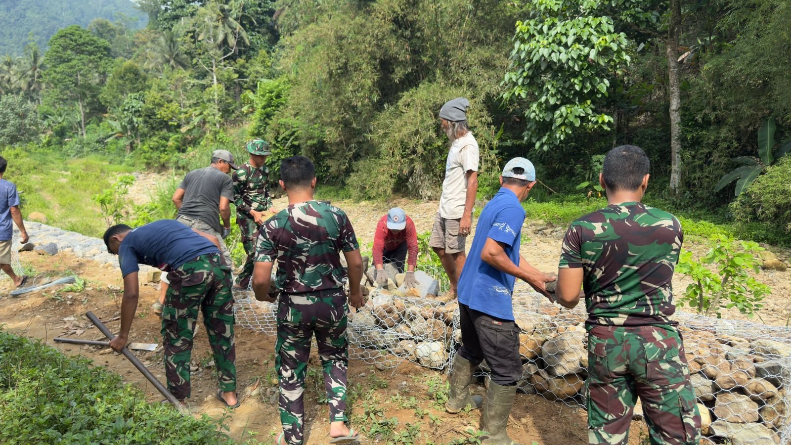 Satgas TMMD ke-126 dan TNI AU Laksanakan Pemasangan Bronjong di Sungai Sengkaring Lebakharjo