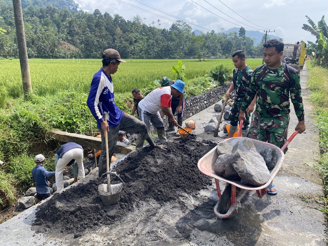 Satgas TMMD ke-126 di Desa Lebakharjo, Kecamatan Ampelgading, Kabupaten Malang, mempercepat pengerjaan fisik saluran irigasi yang menjadi salah satu sasaran utama program tersebut.