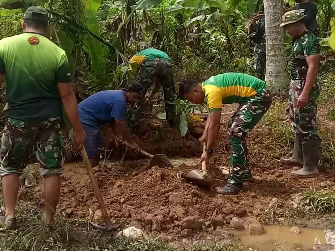 Satgas TMMD terus mempercepat penyelesaian sejumlah sasaran fisik. Salah satu kegiatan yang kini dikebut adalah pemasangan sisa pipa air bersih di Dusun Sukomaju B, Desa Lebakharjo