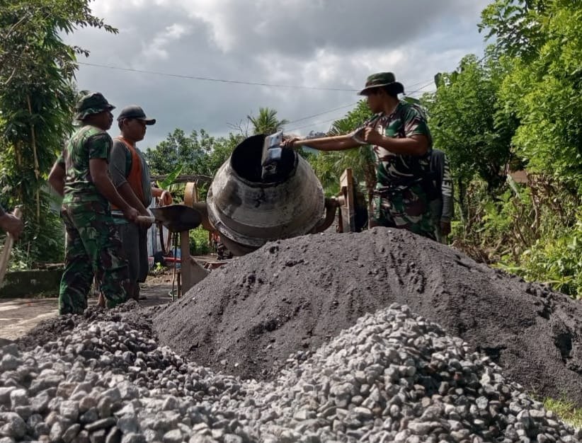 Di tengah teriknya matahari dan medan berlumpur, semangat anggota Satgas TNI Manunggal Membangun Desa (TMMD) ke-126 di Desa Lebakharjo Terus Berkobar