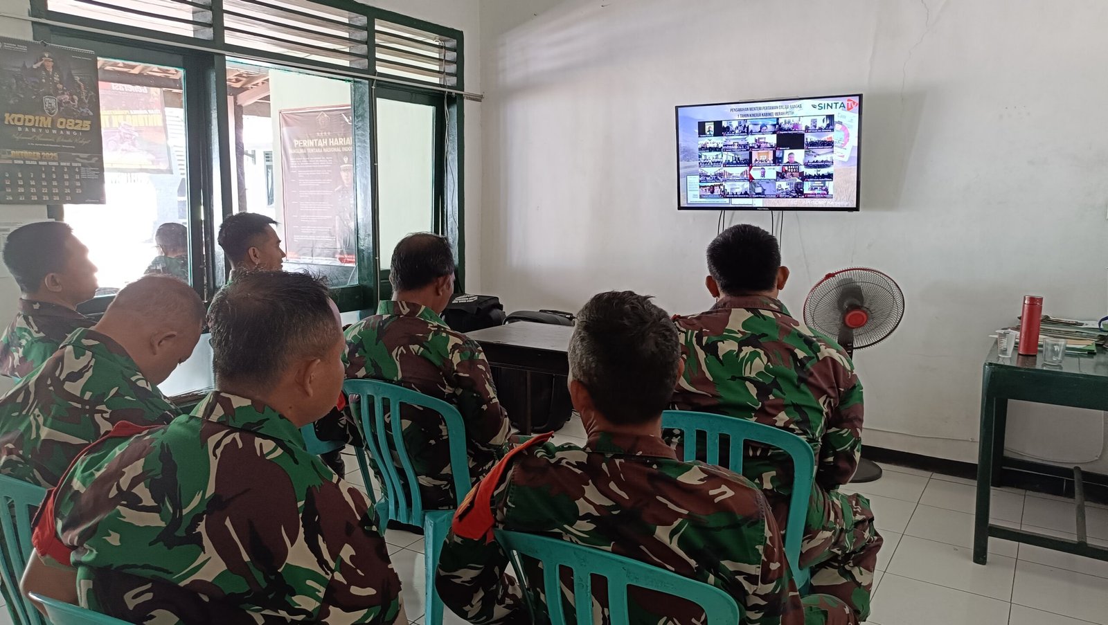 Secara Virtual Babinsa Koramil 0825-14/Kabat Mengikuti Kegiatan Apel Kebangsaan Kementan RI Dalam Rangka Memperingati 1 Tahun Kinerja Kabinet Merah Putih 