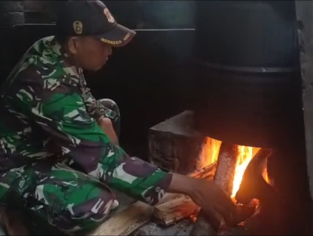 ‎Sejumlah anggota Satgas TMMD ikut membantu proses pembuatan tempe, mulai dari mencuci kedelai hingga tahap fermentasi, bahkan hingga proses distribusi ke beberapa warung