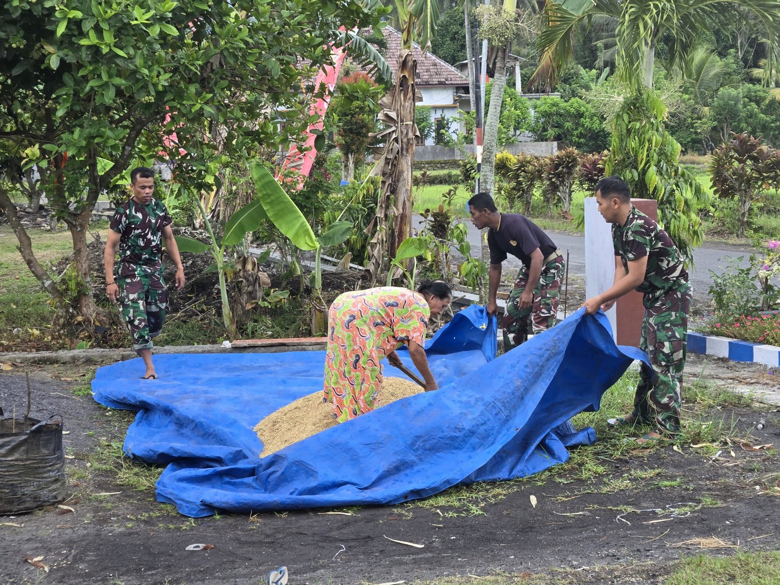 anggota Satgas TMMD menunjukkan aksi gotong royong yang patut diacungi jempol dengan membantu warga Dusun Kerajan 1B, Desa Lebakharjo