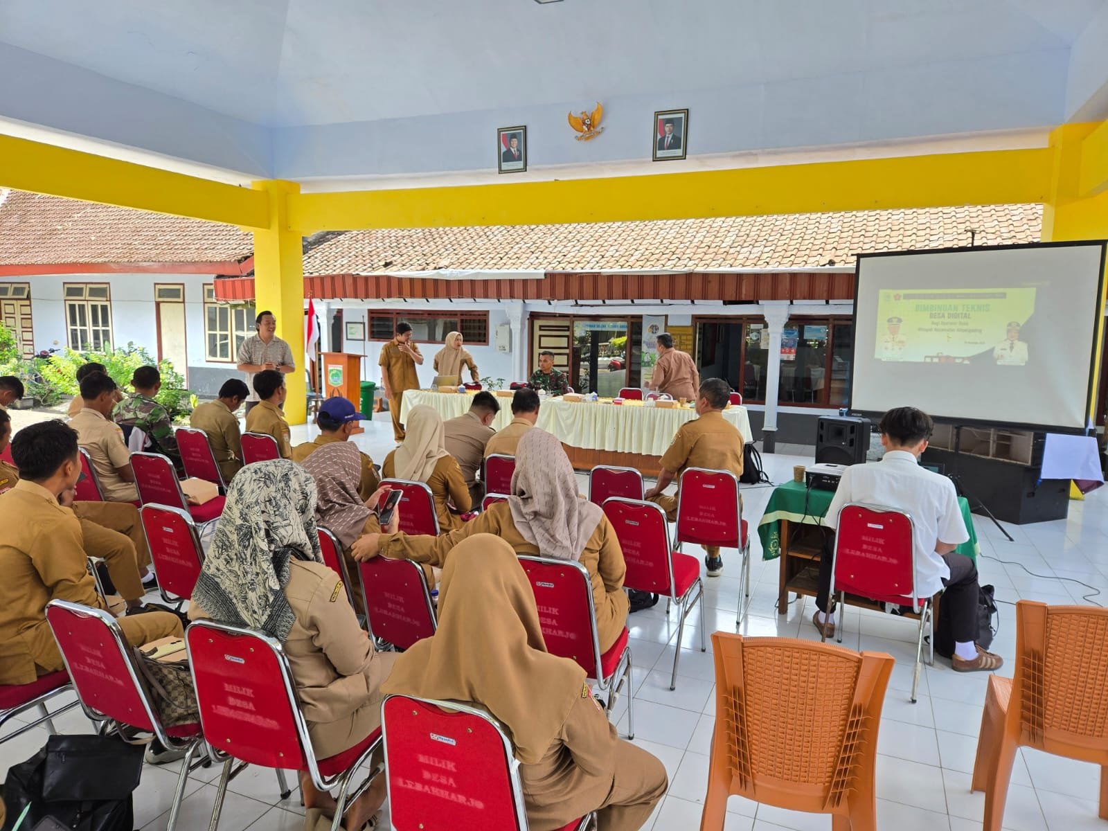 TMMD ke-126 Kodim 0818/Malang-Batu, Dinas Komunikasi dan Informatika (Diskominfo) Kabupaten Malang memberikan bimbingan teknis (bimtek) Desa Digital kepada para operator desa se-Kecamatan Ampelgading