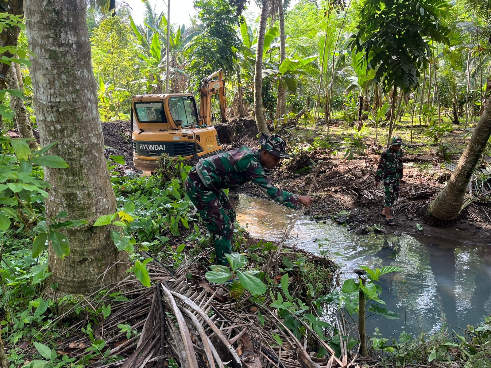 Satgas TNI Manunggal Membangun Desa (TMMD) ke-126 Kodim 0818/Malang-Batu terus menggenjot percepatan pekerjaan fisik vital di Desa Lebakharjo.