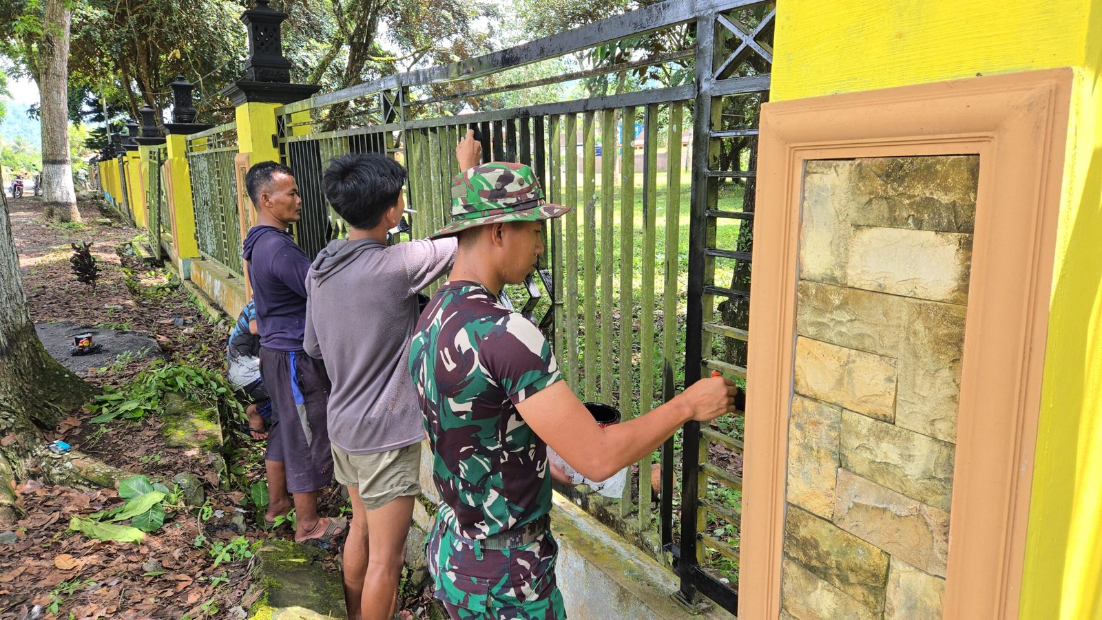 Menjelang penutupan TNI Manunggal Membangun Desa (TMMD) ke-126 Kodim 0818/Malang-Batu, para anggota Satgas bersama masyarakat Desa Lebakharjo terus menunjukkan semangat kebersamaan dan gotong royong