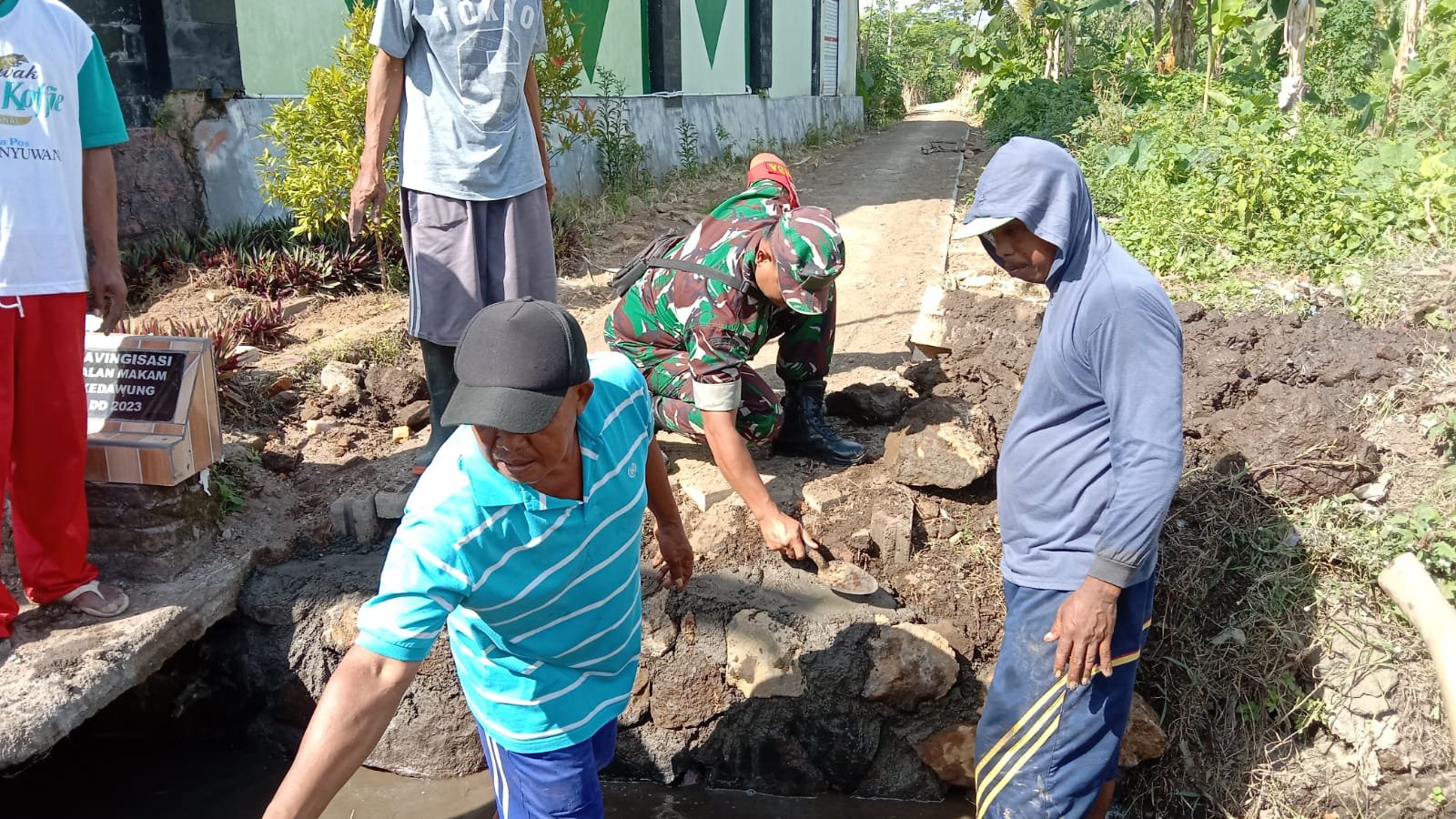 Babinsa Pondoknongko Terjun Langsung Karya Bakti Bersihkan Selokan Tersumbat