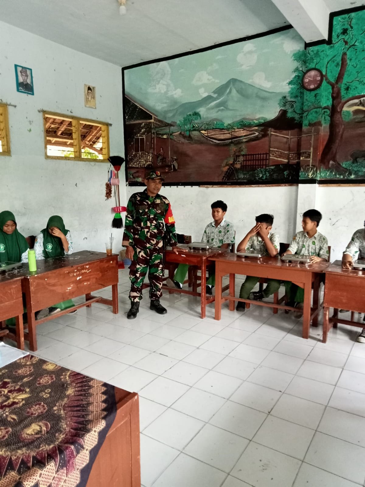 Babinsa Kawal Ketat Makan Bergizi Gratis di Sekolah, Pastikan Tepat Sasaran di Pakistaji