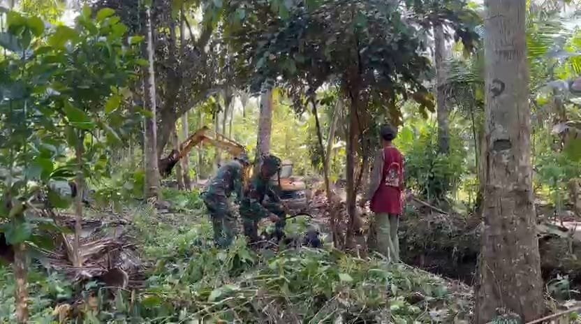 Satgas TNI Manunggal Membangun Desa (TMMD) ke-126 Kodim 0818/Malang-Batu terus menggenjot percepatan pekerjaan fisik vital di Desa Lebakharjo.