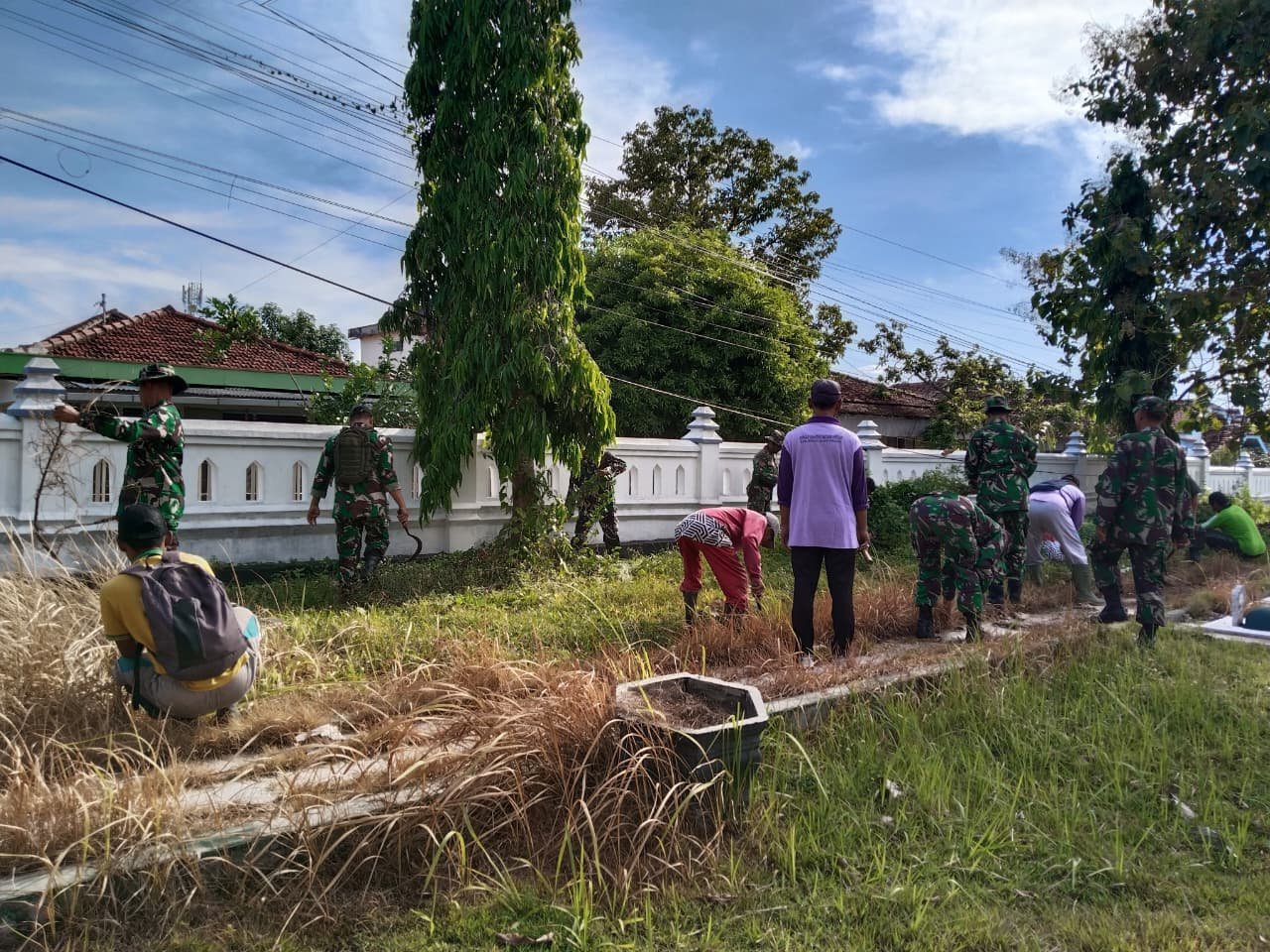 Semangat Juang Tak Pernah Pudar: Prajurit Kodim 0825/Banyuwangi Gelar Karya Bhakti Bersihkan Makam Pahlawan Jelang Hari Pahlawan 2025