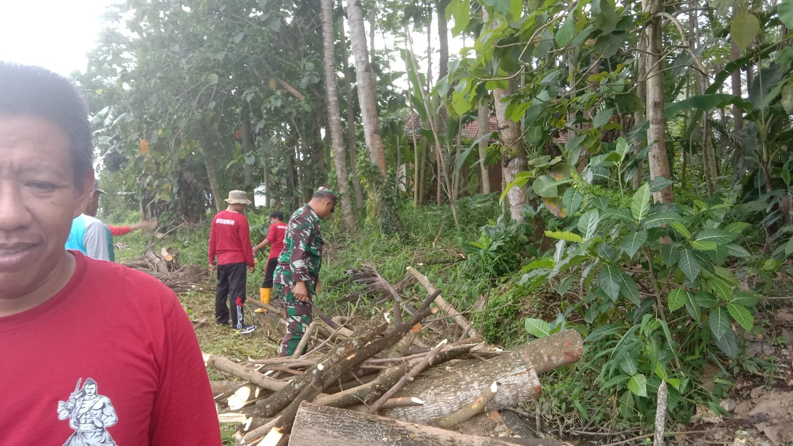 Karya bakti pembersihan jalan dan irigasi digelar di Dusun Kedawung
