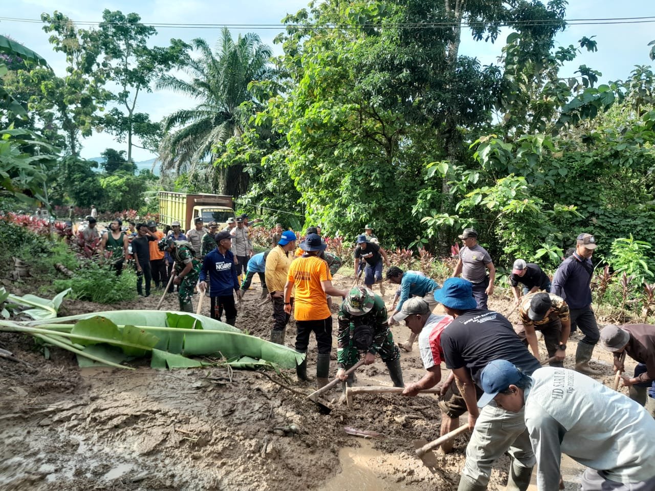 Respons Cepat! Kodim 0825 Banyuwangi Pimpin Karya Bakti Massal Bersihkan Longsor di Gunung Gamping